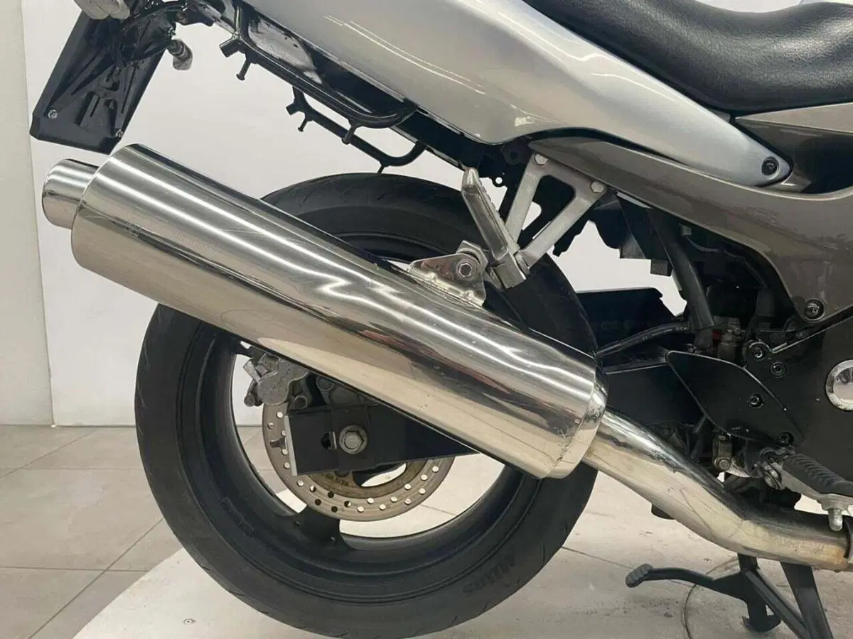 Kawasaki ZR-7 (2001 - 04) (5)