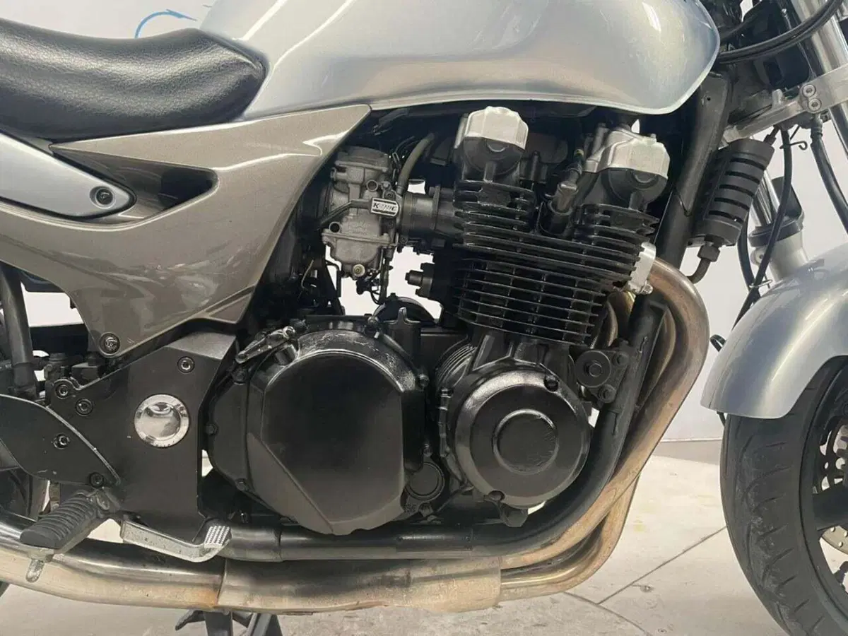 Kawasaki ZR-7 (2001 - 04) (6)