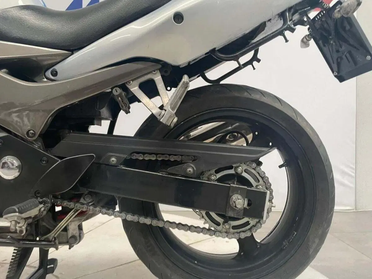 Kawasaki ZR-7 (2001 - 04) (15)