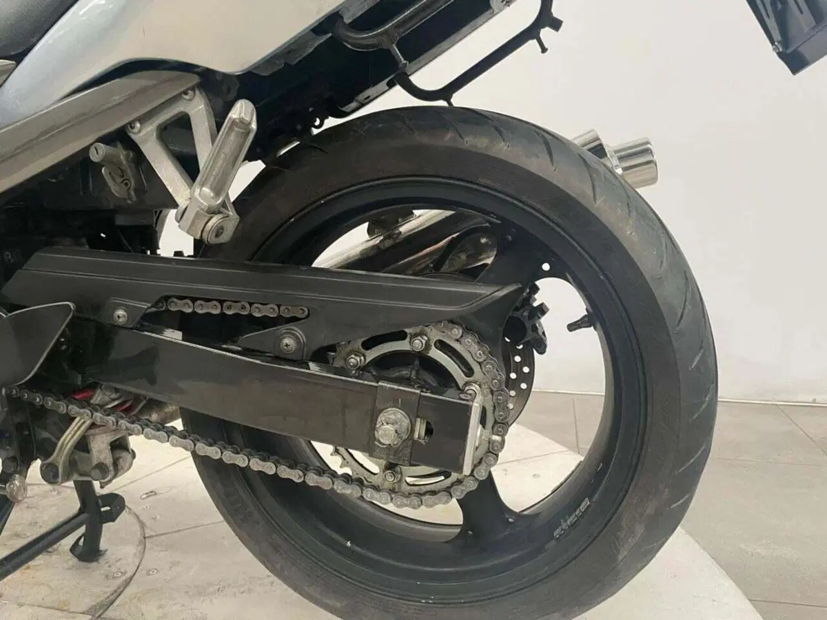Kawasaki ZR-7 (2001 - 04) (16)