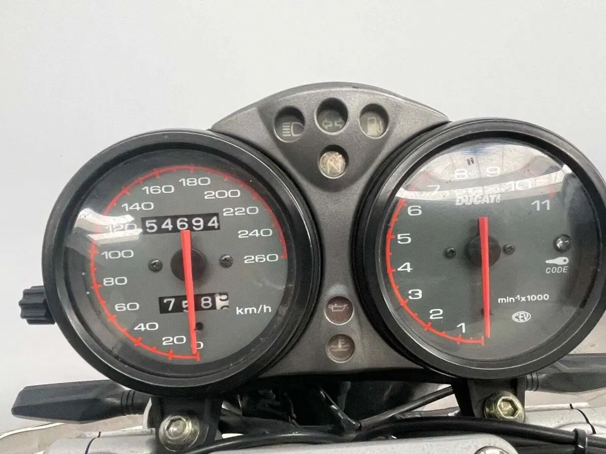 Ducati Monster 900 Dark (1999 - 02) (4)