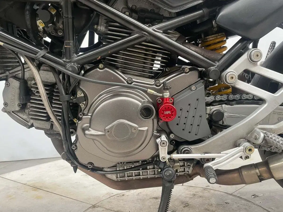 Ducati Monster 900 Dark (1999 - 02) (5)