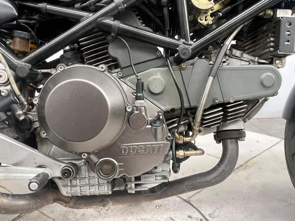Ducati Monster 900 Dark (1999 - 02) (6)