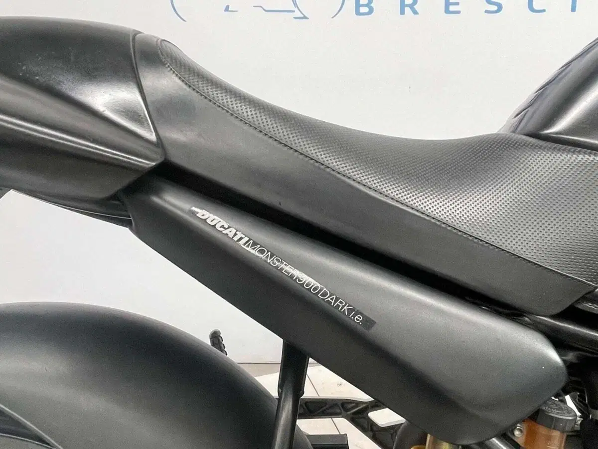 Ducati Monster 900 Dark (1999 - 02) (10)