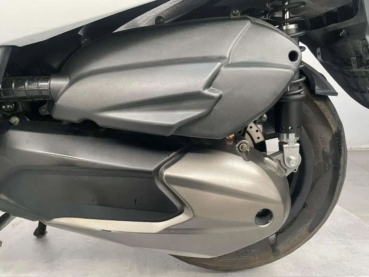 Kymco Downtown 300i (2009 - 17) (8)