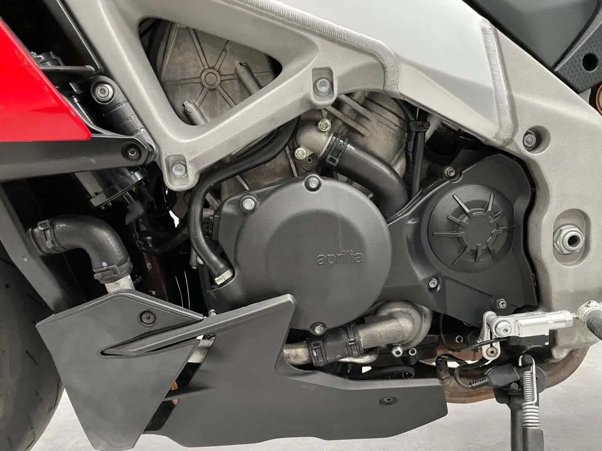 Aprilia Tuono V4 (2021 - 24) (11)