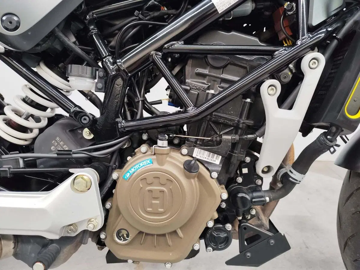 Husqvarna Svartpilen 125 (2021 - 23) (7)