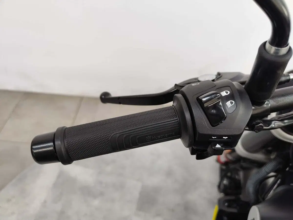 Husqvarna Svartpilen 125 (2021 - 23) (9)