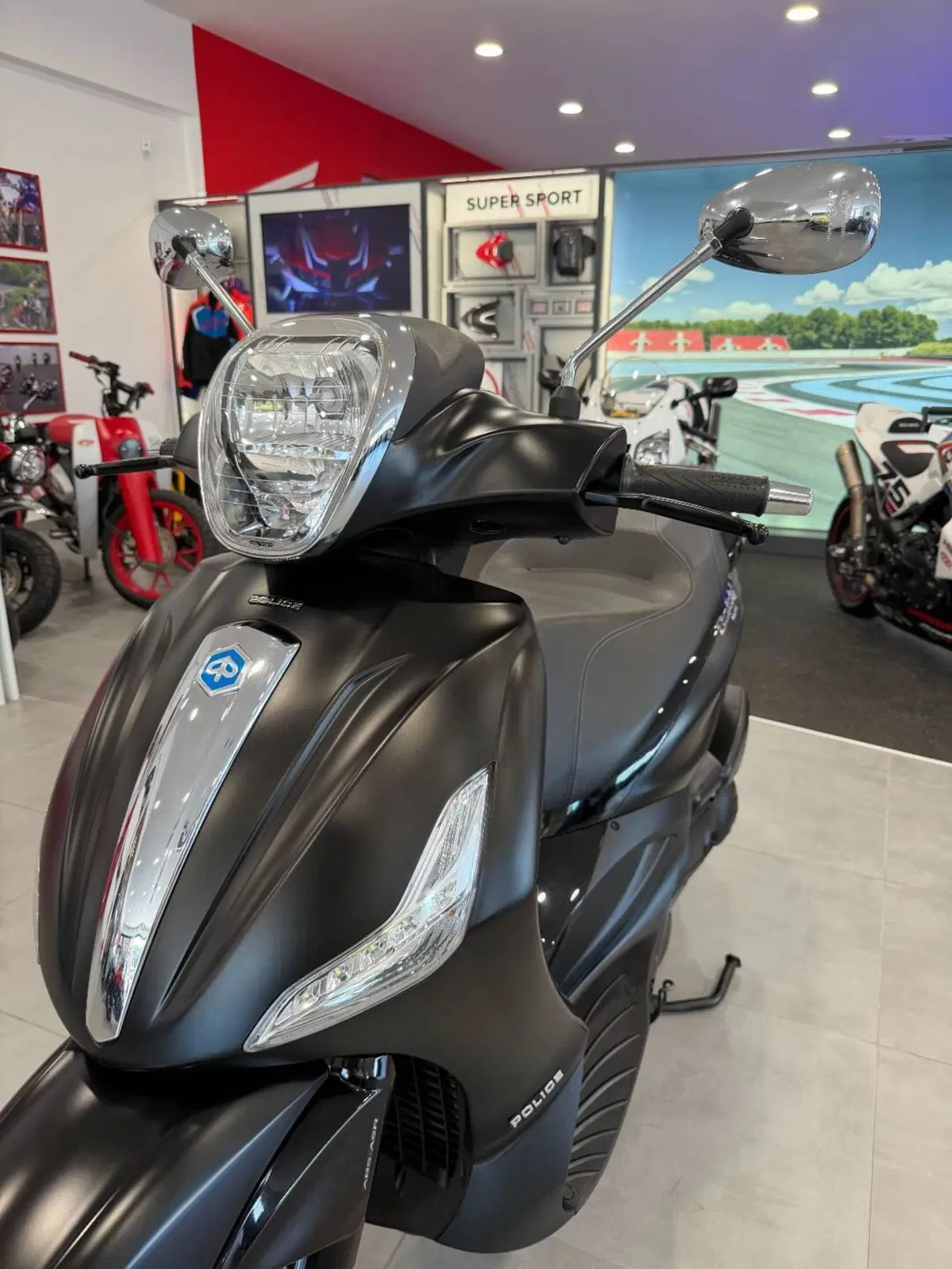 Piaggio Beverly 300 i.e. Police ABS-ASR (2017 - 20) (2)