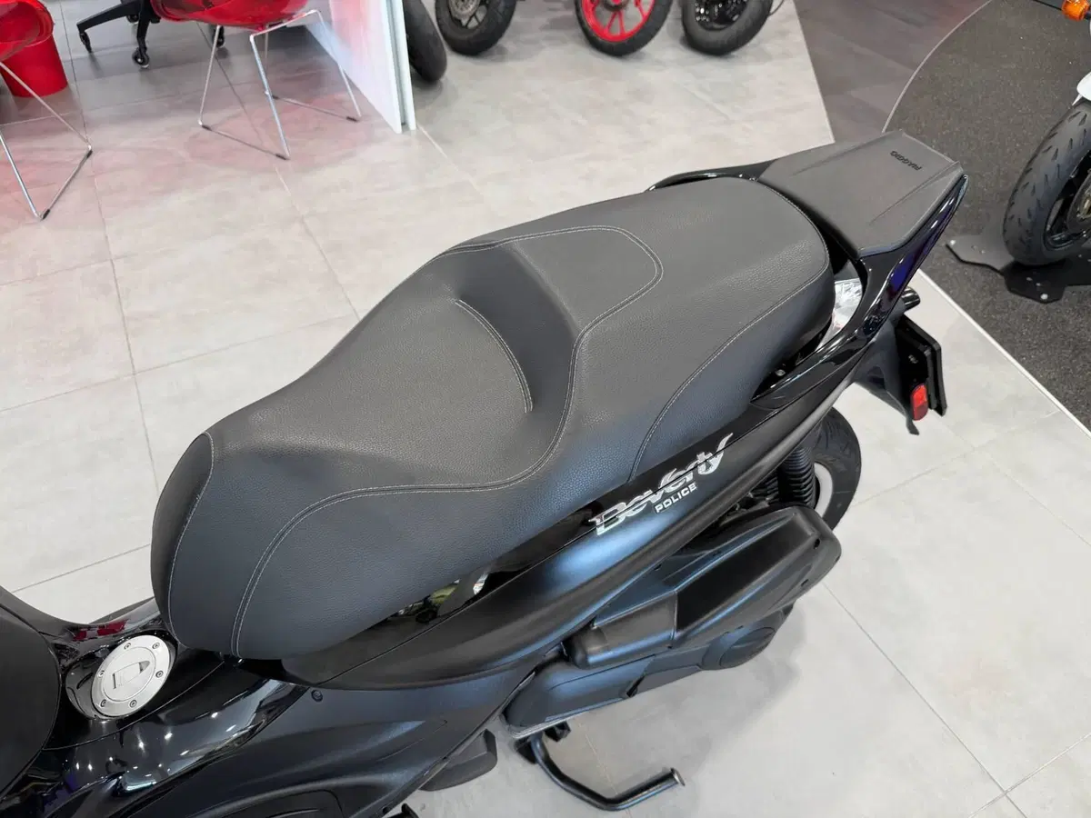Piaggio Beverly 300 i.e. Police ABS-ASR (2017 - 20) (10)