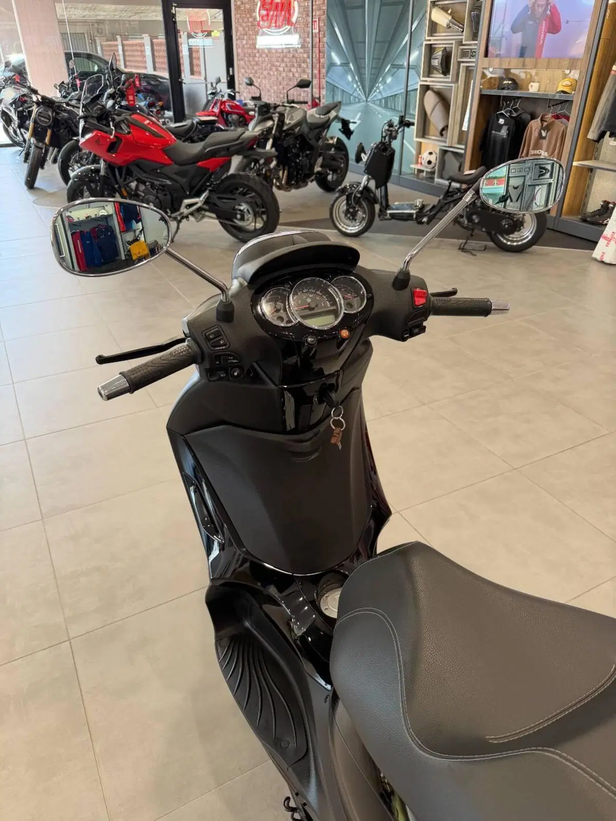 Piaggio Beverly 300 i.e. Police ABS-ASR (2017 - 20) (9)