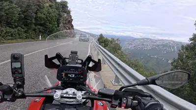 Nuovo Codice della Strada, multa per distrazione alla guida: colpir&agrave; anche chi va in moto?