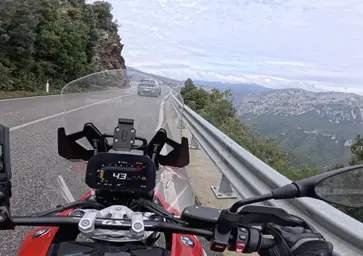 Multa per distrazione alla guida: colpirà anche chi va in moto?