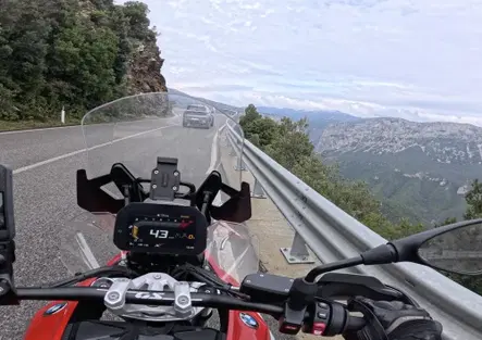 Multa per distrazione alla guida: colpirà anche chi va in moto?