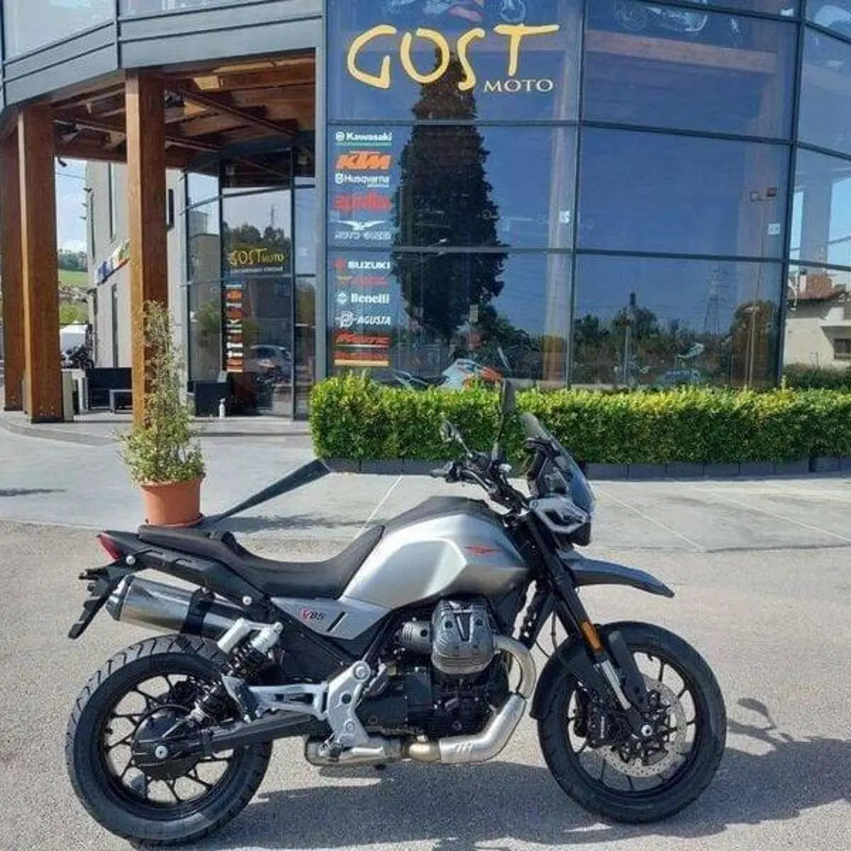 Moto Guzzi V85 Strada (2024 - 26) (2)
