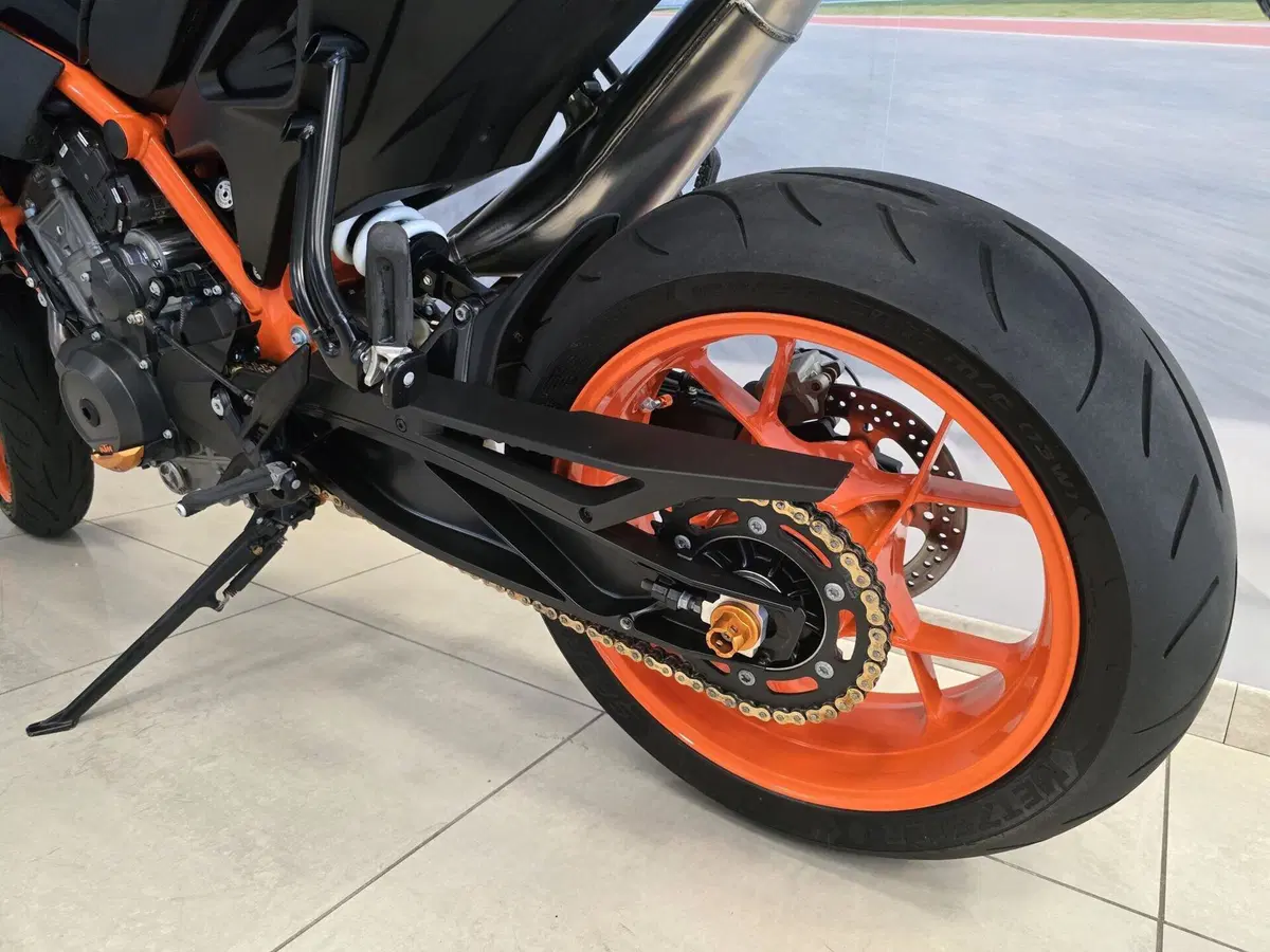KTM 890 Duke R (2022 - 23) (8)