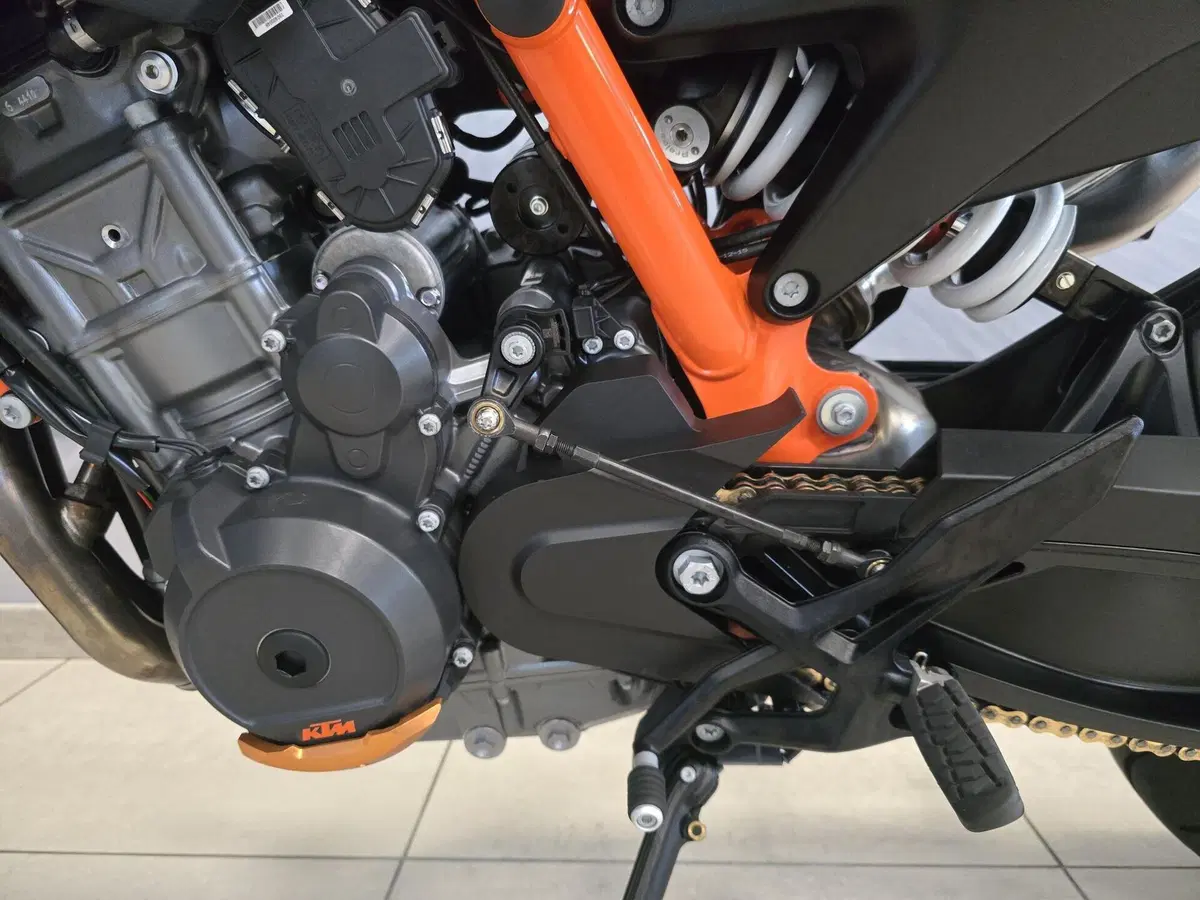 KTM 890 Duke R (2022 - 23) (9)