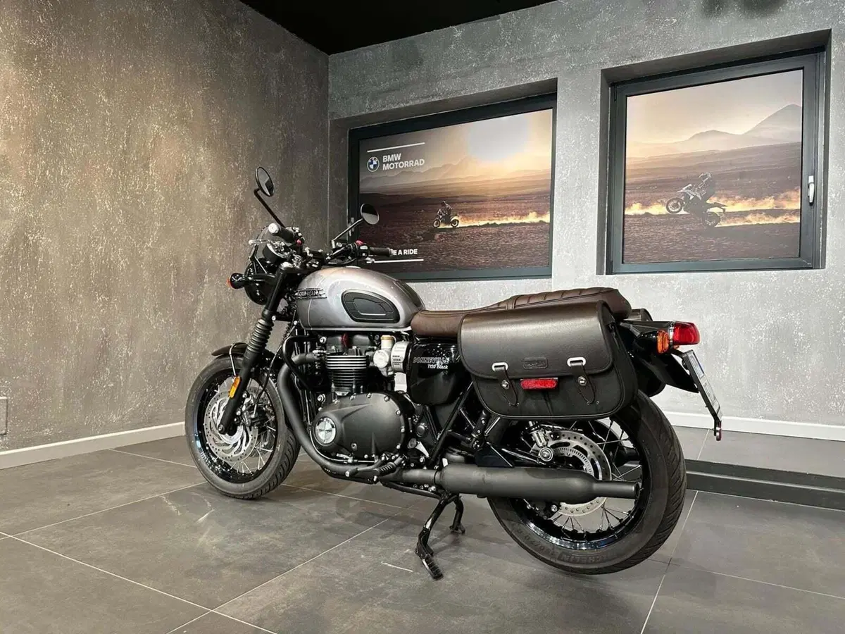 Triumph Bonneville T120 Black (2021 - 25) (3)
