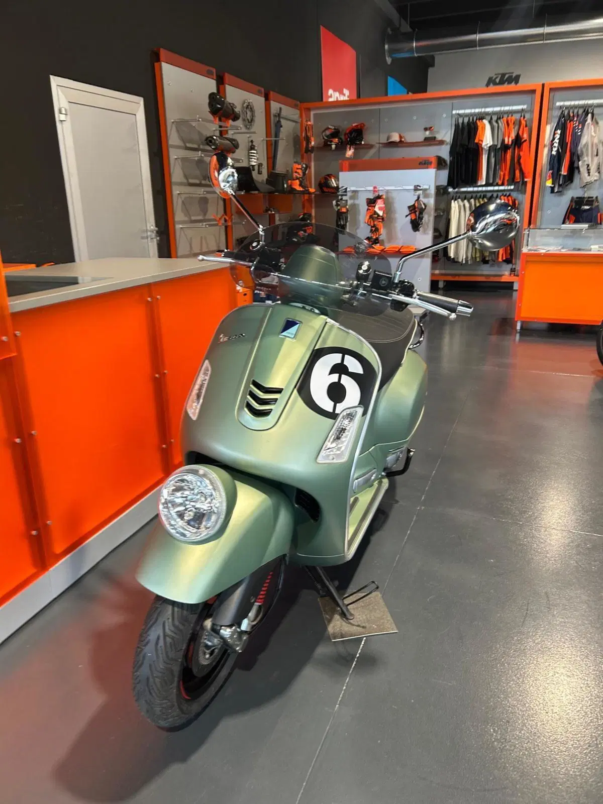 Vespa Sei Giorni 300 (2017 - 19) (2)