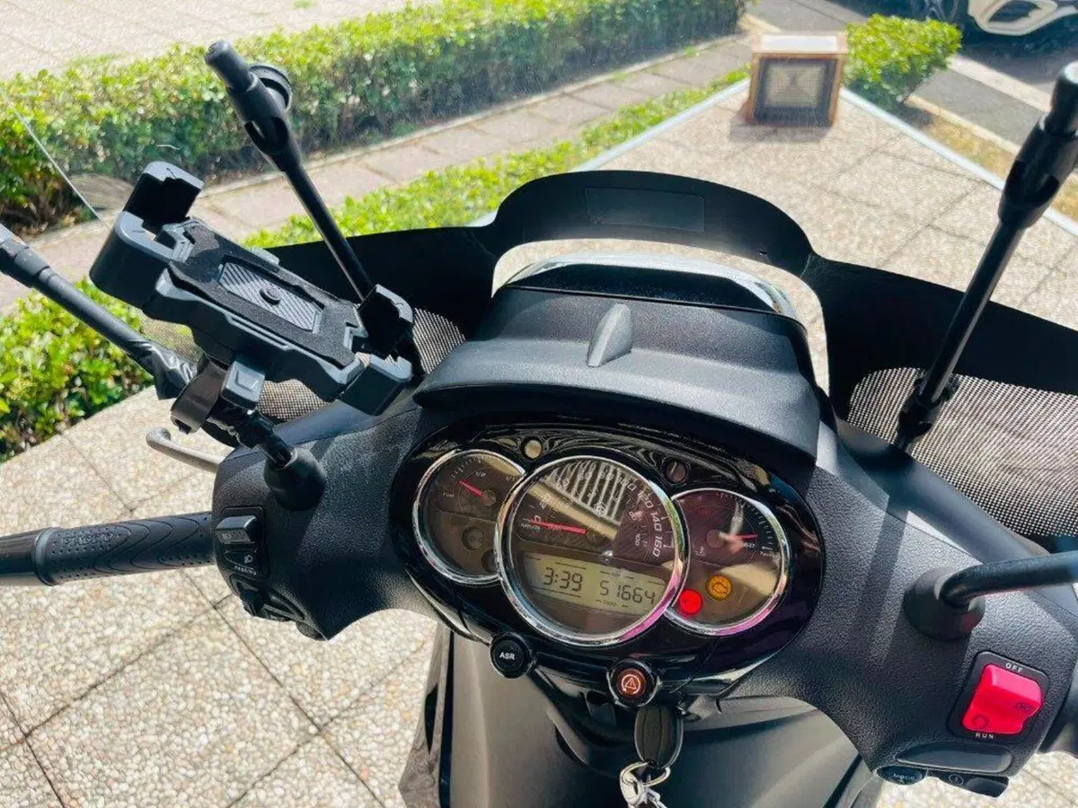 Piaggio Beverly 300 ABS-ASR (2021 - 25) (2)