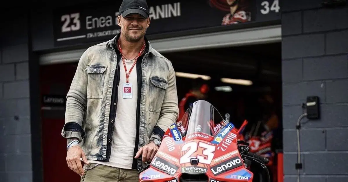 MotoGP 2026. Netflix al lavoro su un thriller d'azione ambientato in MotoGP: Alan Ritchson sar&agrave; il protagonista