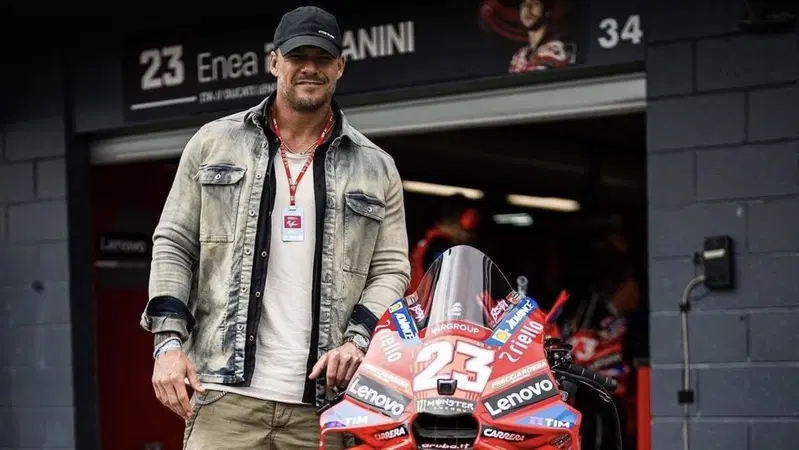 MotoGP 2026. Netflix al lavoro su un thriller d'azione ambientato in MotoGP: Alan Ritchson sar&agrave; il protagonista