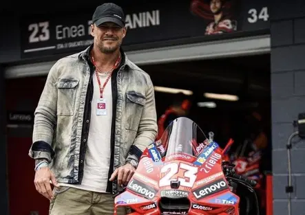 Netflix al lavoro su un thriller d'azione ambientato in MotoGP: Alan Ritchson sarà il protagonista