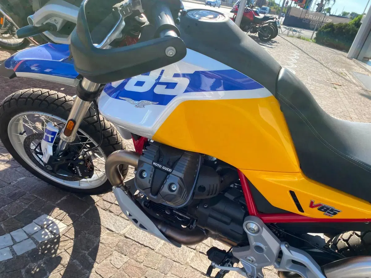 Moto Guzzi V85 TT (2024 - 26) (9)