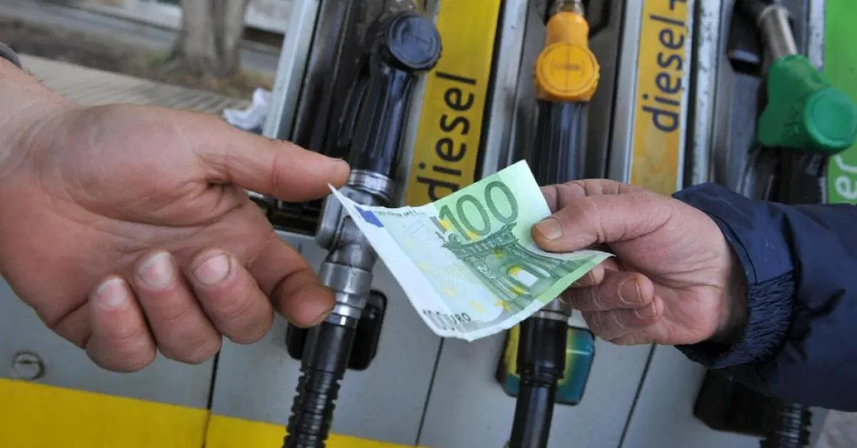 Caro carburanti, in 30 anni benzina raddoppiata: quanto ci costa davvero il pieno