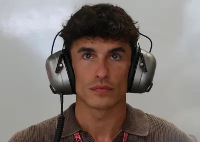 MotoGP 2026. La dimensione dei problemi fisici di Marc Márquez: non può più giocare a padel (e non dorme sul fianco destro) 
