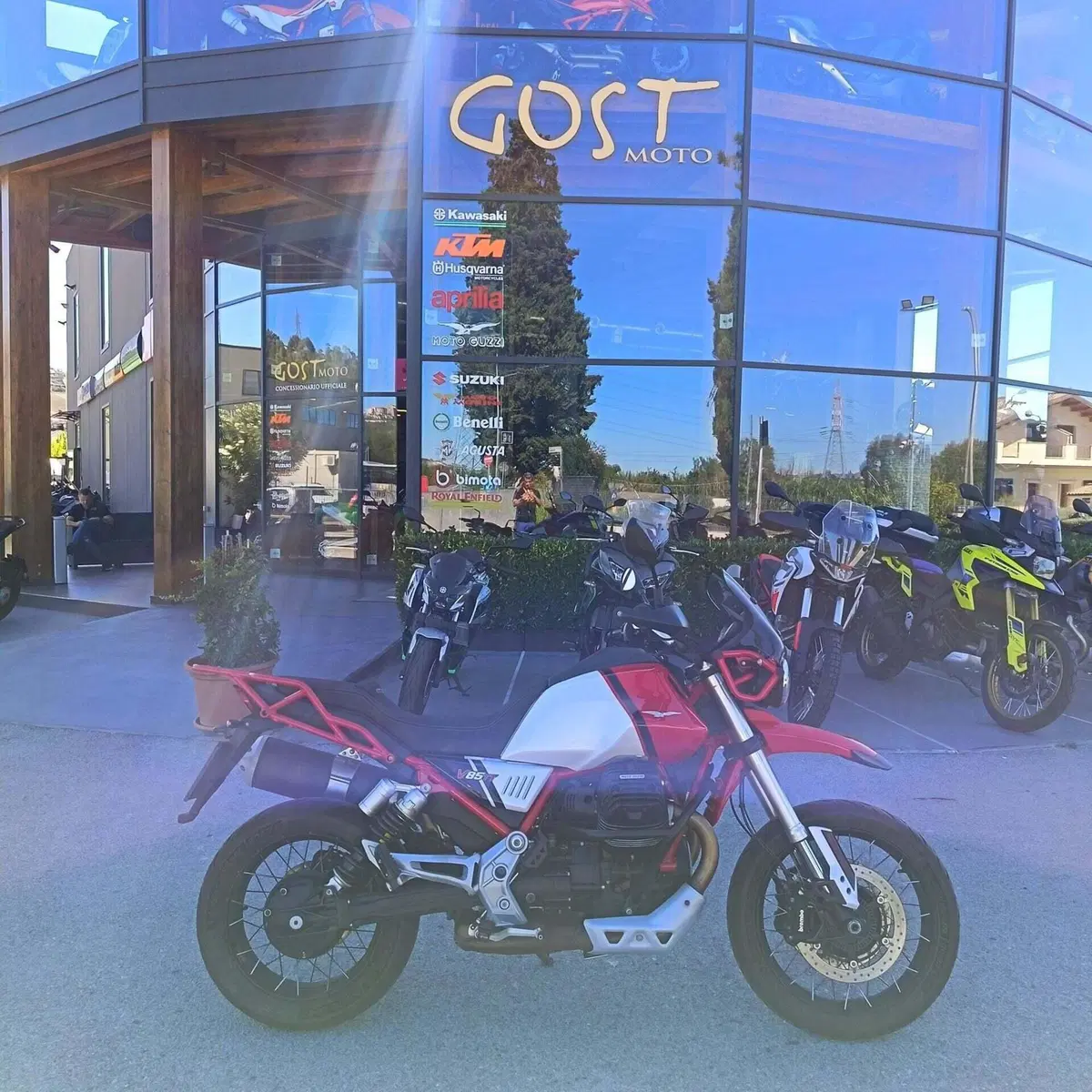 Moto Guzzi V85 TT Evocative Graphics (2021 - 23)