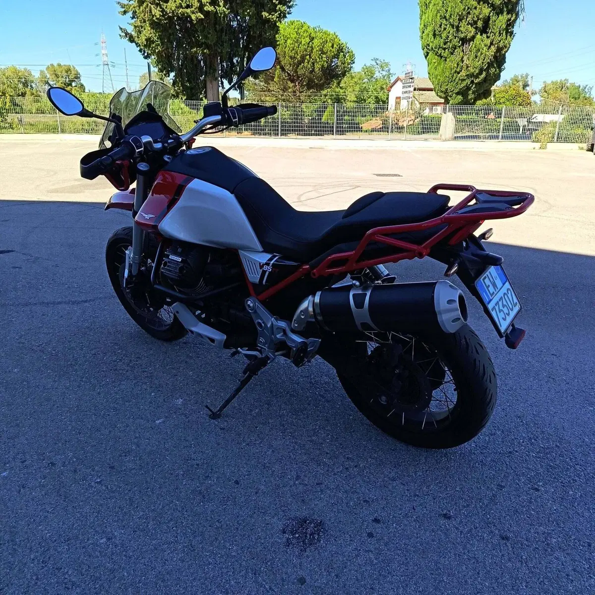 Moto Guzzi V85 TT Evocative Graphics (2021 - 23) (6)