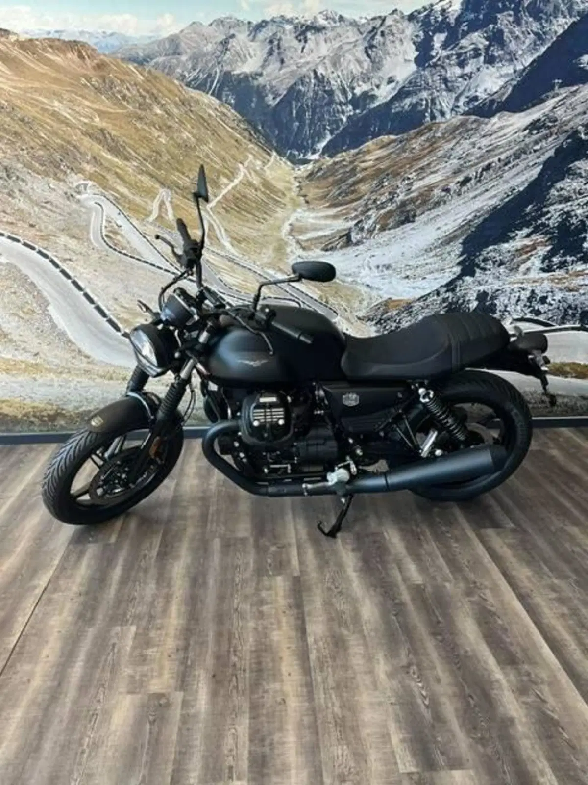 Moto Guzzi V7 Stone (2025 - 26) (2)