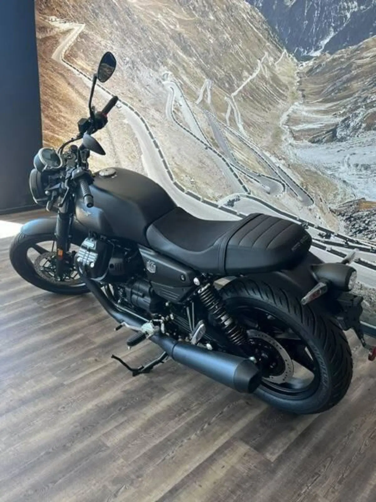 Moto Guzzi V7 Stone (2025 - 26) (4)