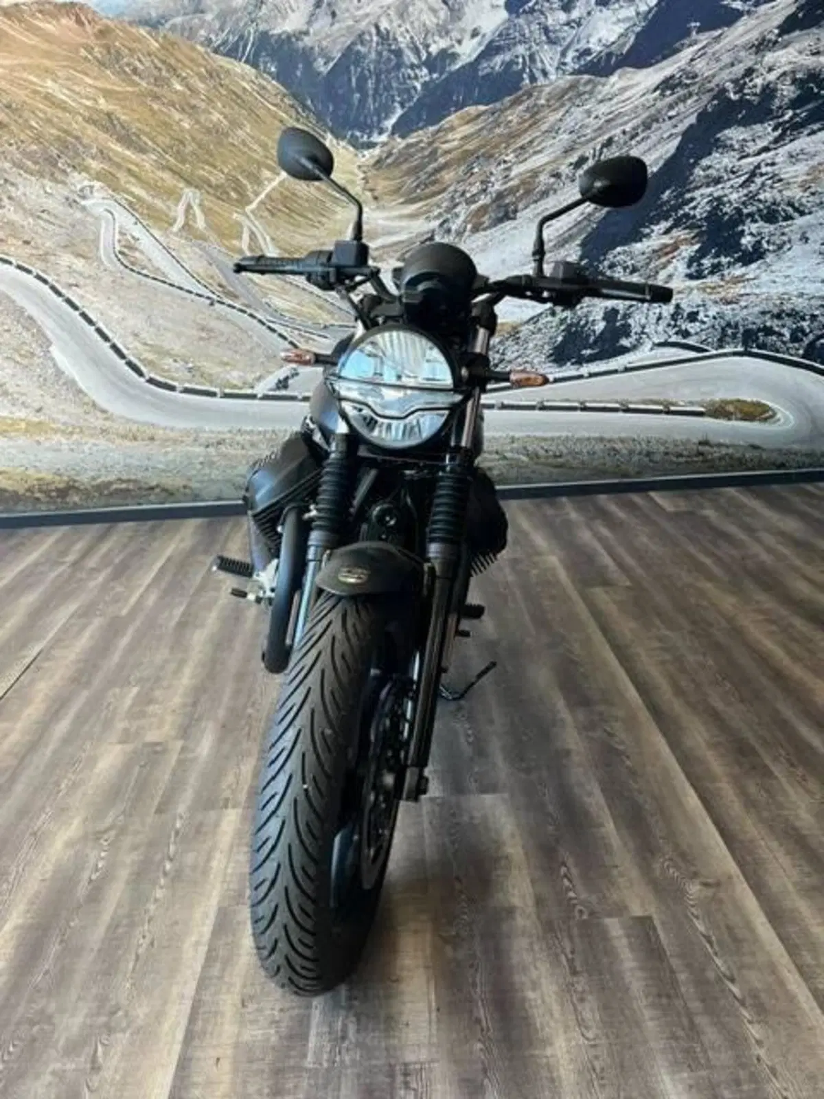 Moto Guzzi V7 Stone (2025 - 26) (5)