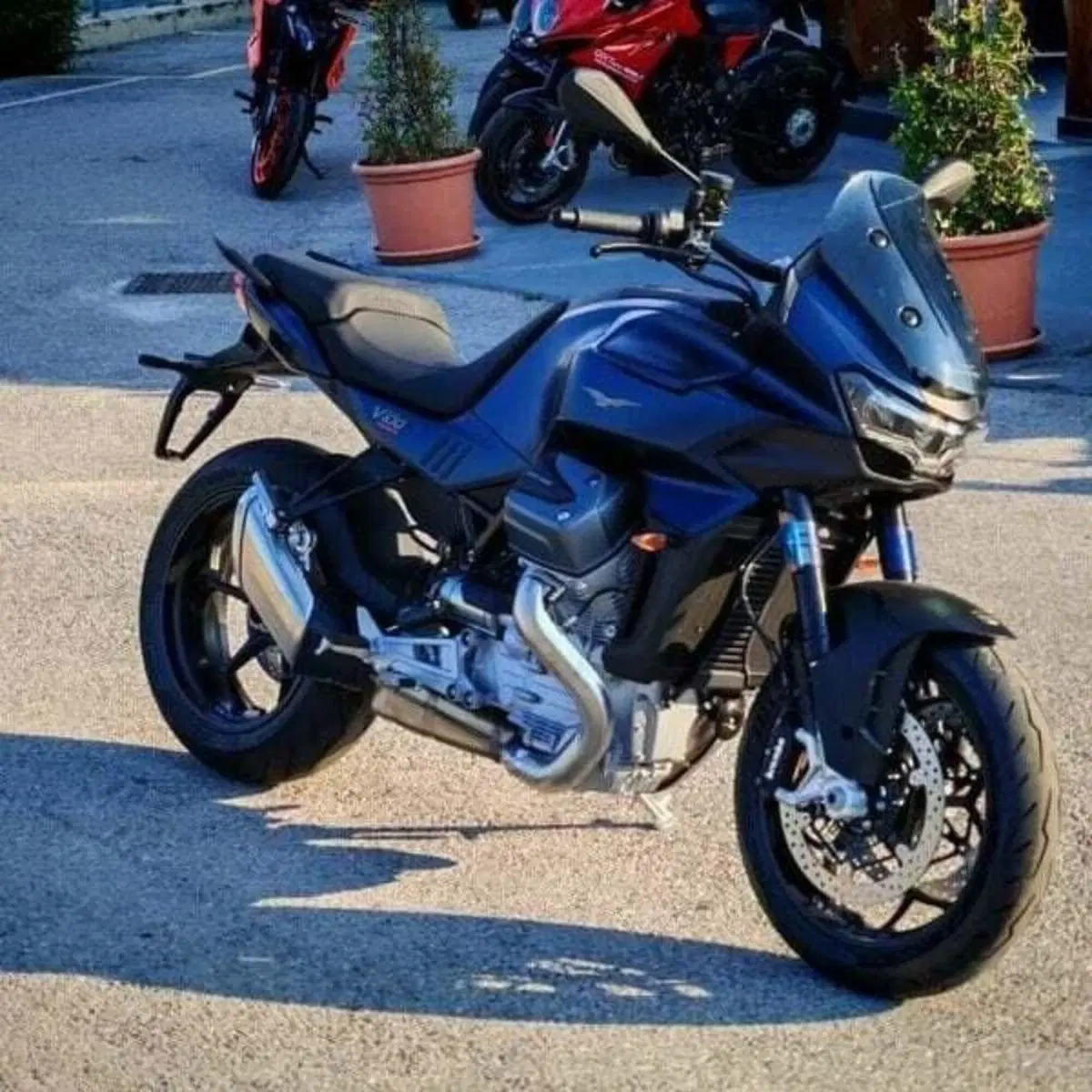 Moto Guzzi V100 Mandello (2025 - 26) (3)
