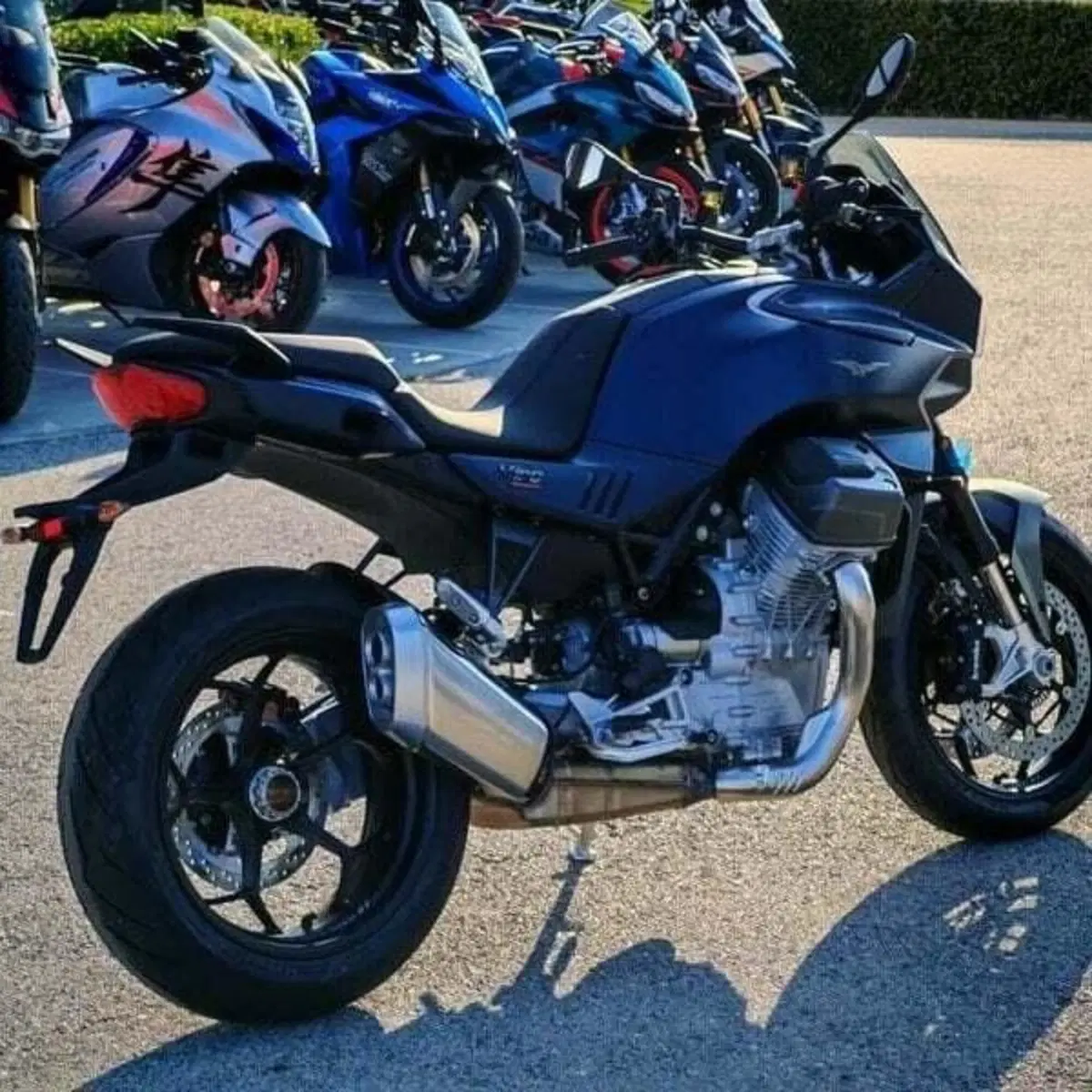 Moto Guzzi V100 Mandello (2025 - 26) (6)
