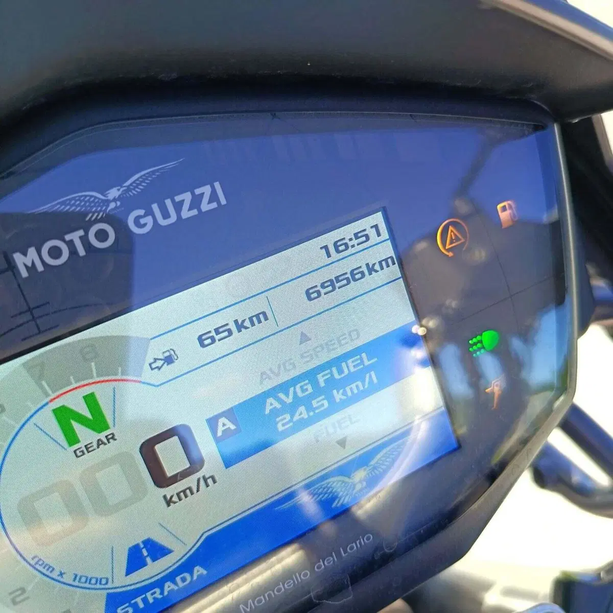 Moto Guzzi V85 TT (2021 - 23) (14)