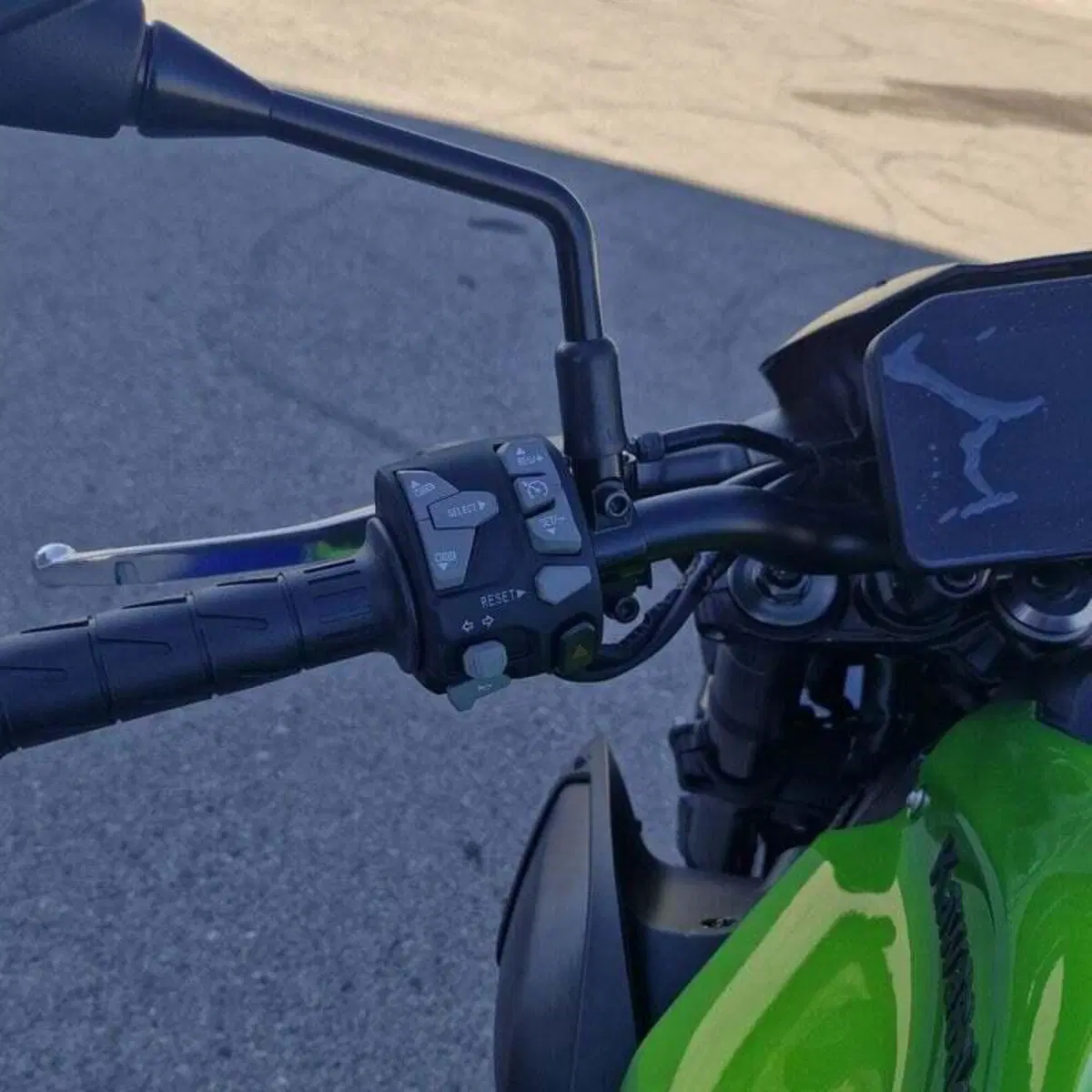 Kawasaki Z 900 (2025 - 26) (8)