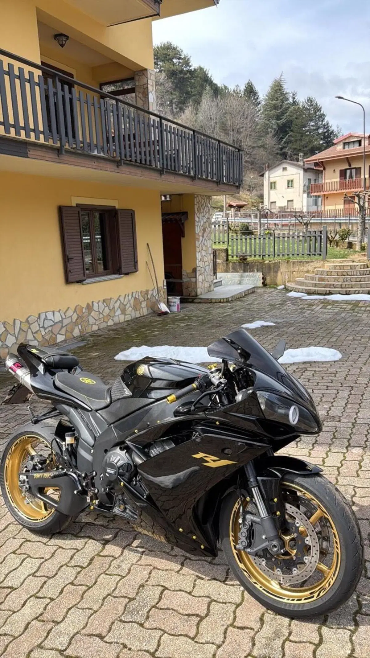 Yamaha YZF R1 (2009 - 11) (4)