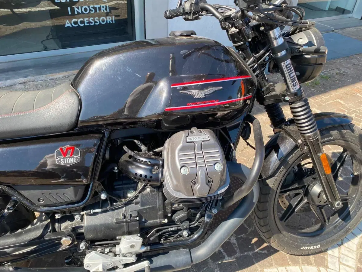 Moto Guzzi V7 Stone Special Edition (2022 - 25) (5)