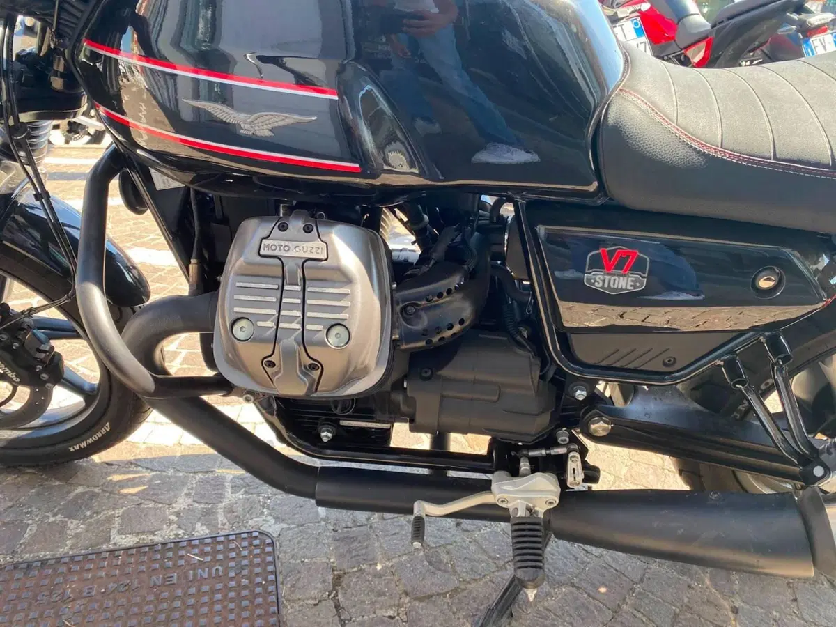Moto Guzzi V7 Stone Special Edition (2022 - 25) (6)