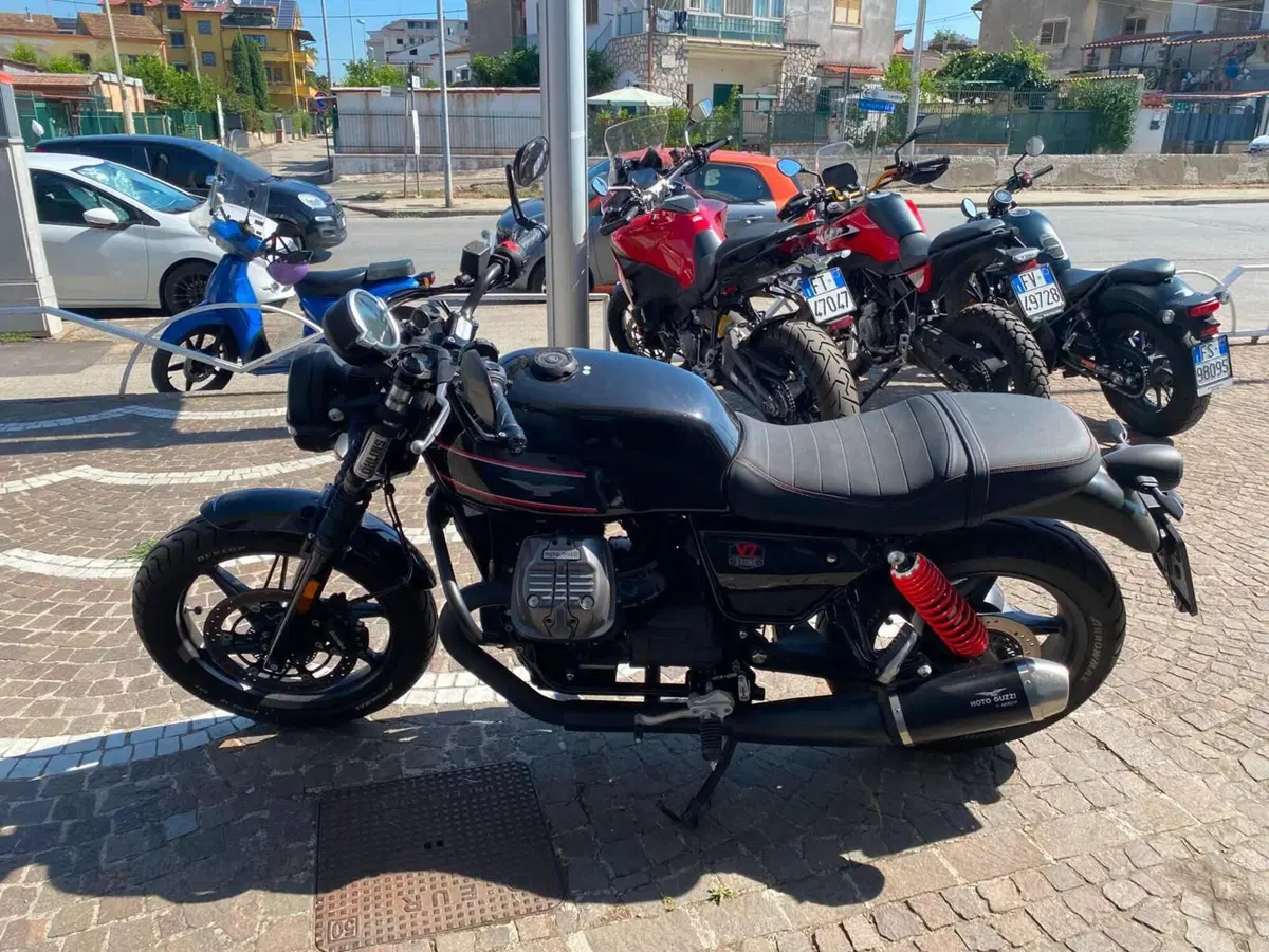 Moto Guzzi V7 Stone Special Edition (2022 - 25) (2)