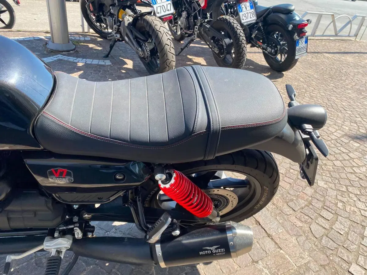 Moto Guzzi V7 Stone Special Edition (2022 - 25) (8)