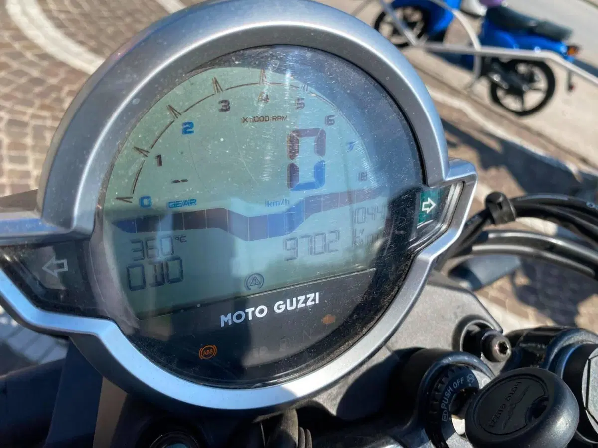 Moto Guzzi V7 Stone Special Edition (2022 - 25) (3)
