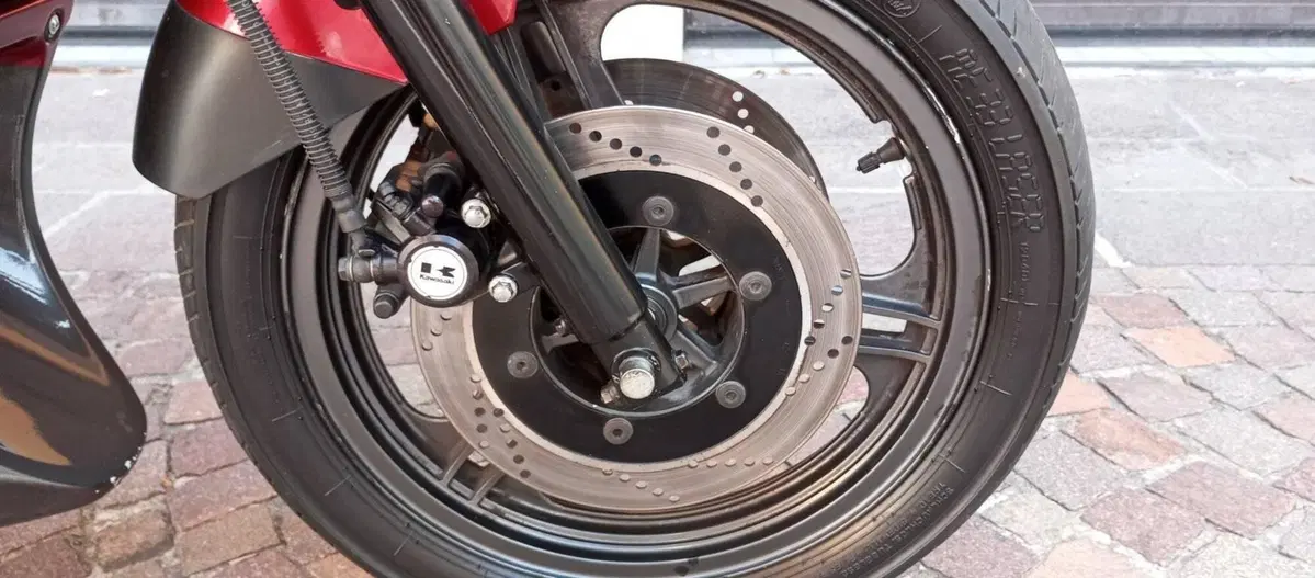 Kawasaki GPZ 500 S (4)
