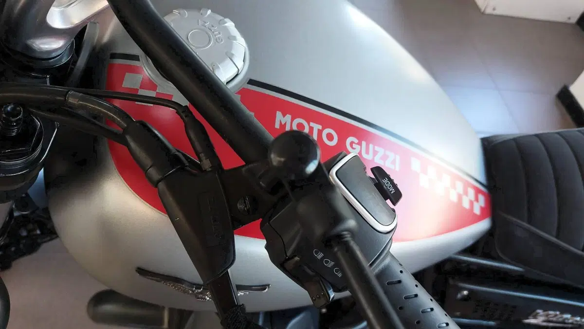 Moto Guzzi V9 Bobber (2016 - 18) (2)
