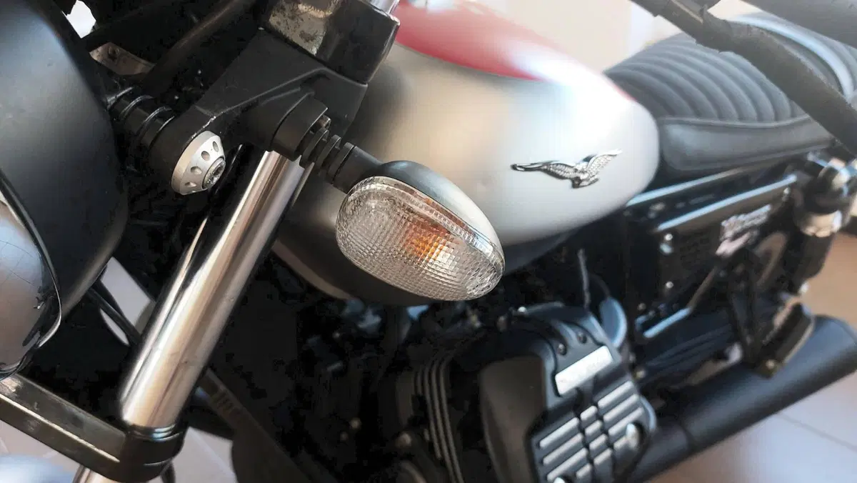 Moto Guzzi V9 Bobber (2016 - 18) (3)