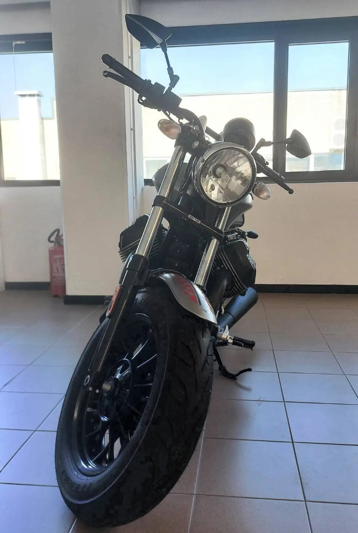 Moto Guzzi V9 Bobber (2016 - 18) (5)