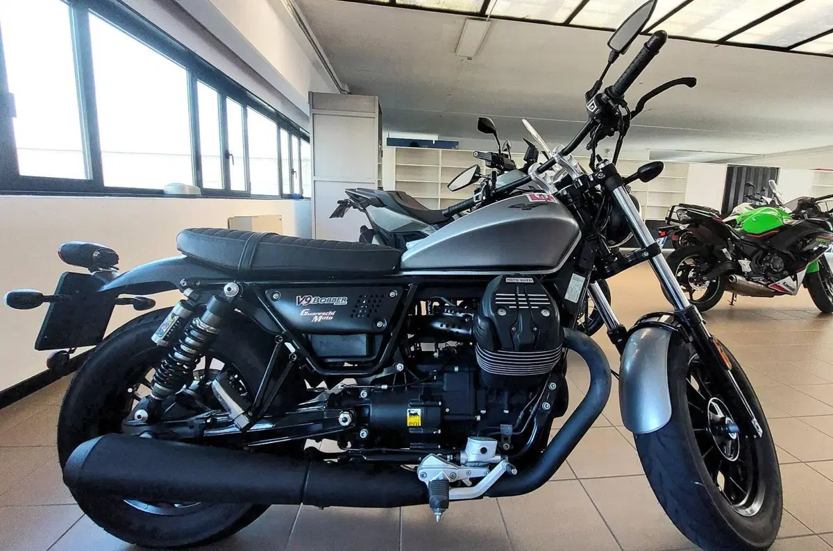 Moto Guzzi V9 Bobber (2016 - 18) (6)